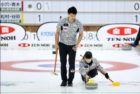 カーリングの日本混合ダブルス選手権で優勝した松村千秋（右）、谷田康真組＝稚内市みどりスポーツパーク（共同）