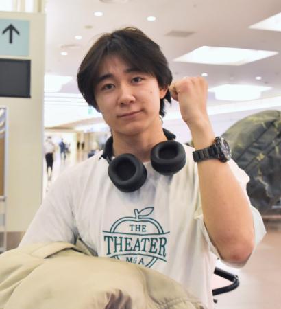 スノーボード男子ハーフパイプのＷ杯開幕戦を制し帰国した戸塚優斗＝９日、羽田空港