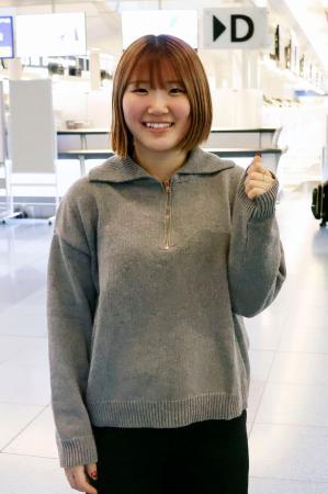 中国への出発を前にポーズをとるスノーボード女子の小野光希＝２日、羽田空港
