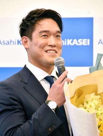 現役引退の記者会見をする柔道男子の羽賀龍之介＝２０日、東京都内