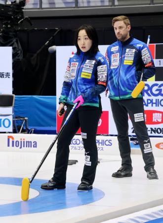カーリングの日本選手権開幕を前に練習するロコ・ソラーレの藤沢（左）＝横浜ＢＵＮＴＡＩ