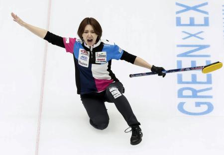 女子決勝の北海道銀行戦で指示を出すフォルティウス・吉村＝横浜ＢＵＮＴＡＩ