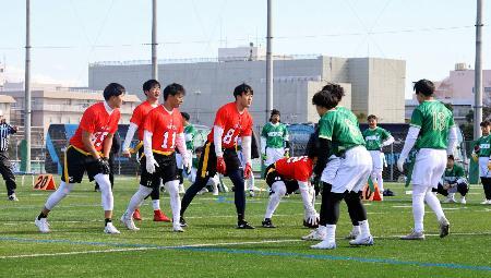 フラッグフットボールをプレーするアメフトＸリーグの選手たち。左端は富士通の松井理己＝川崎市