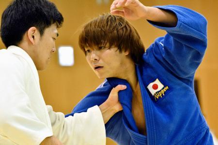 強化合宿で練習する男子６６キロ級の阿部一二三（右）＝６日、東京都北区