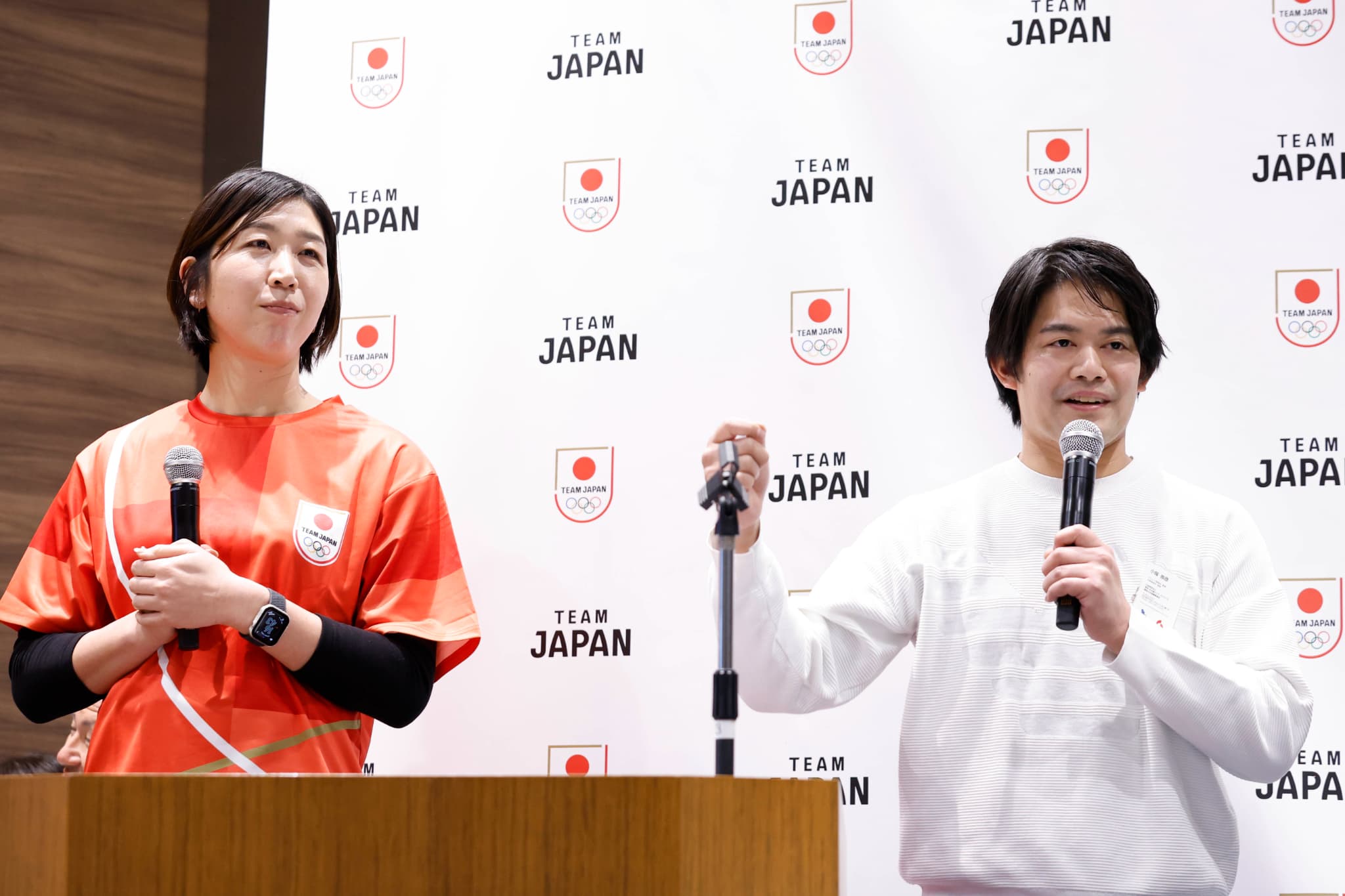 活動事例報告を行う第20回アジア競技大会（2026／愛知・名古屋）組織委員会の荒木絵里香アスリート委員会委員と小塚崇彦アスリート委員会委員（写真：フォート・キシモト）