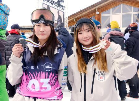 女子スロープスタイルで２位の村瀬心椛（左）と３位の岩渕麗楽＝サンモリッツ（共同）