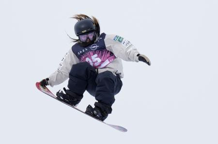 女子スロープスタイル決勝　ジャンプする岩渕麗楽＝サンモリッツ（共同）