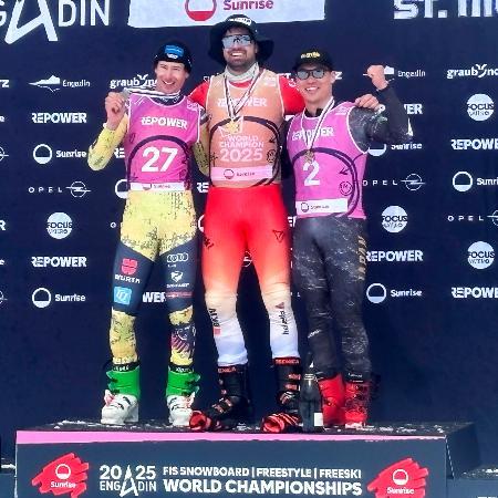 フリースタイルスキー世界選手権のスキークロスで銅メダルを獲得した男子の須貝龍（右）＝サンモリッツ（共同）