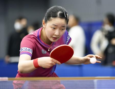 卓球の世界選手権に向け練習する張本美和＝東京都北区の味の素ナショナルトレーニングセンター