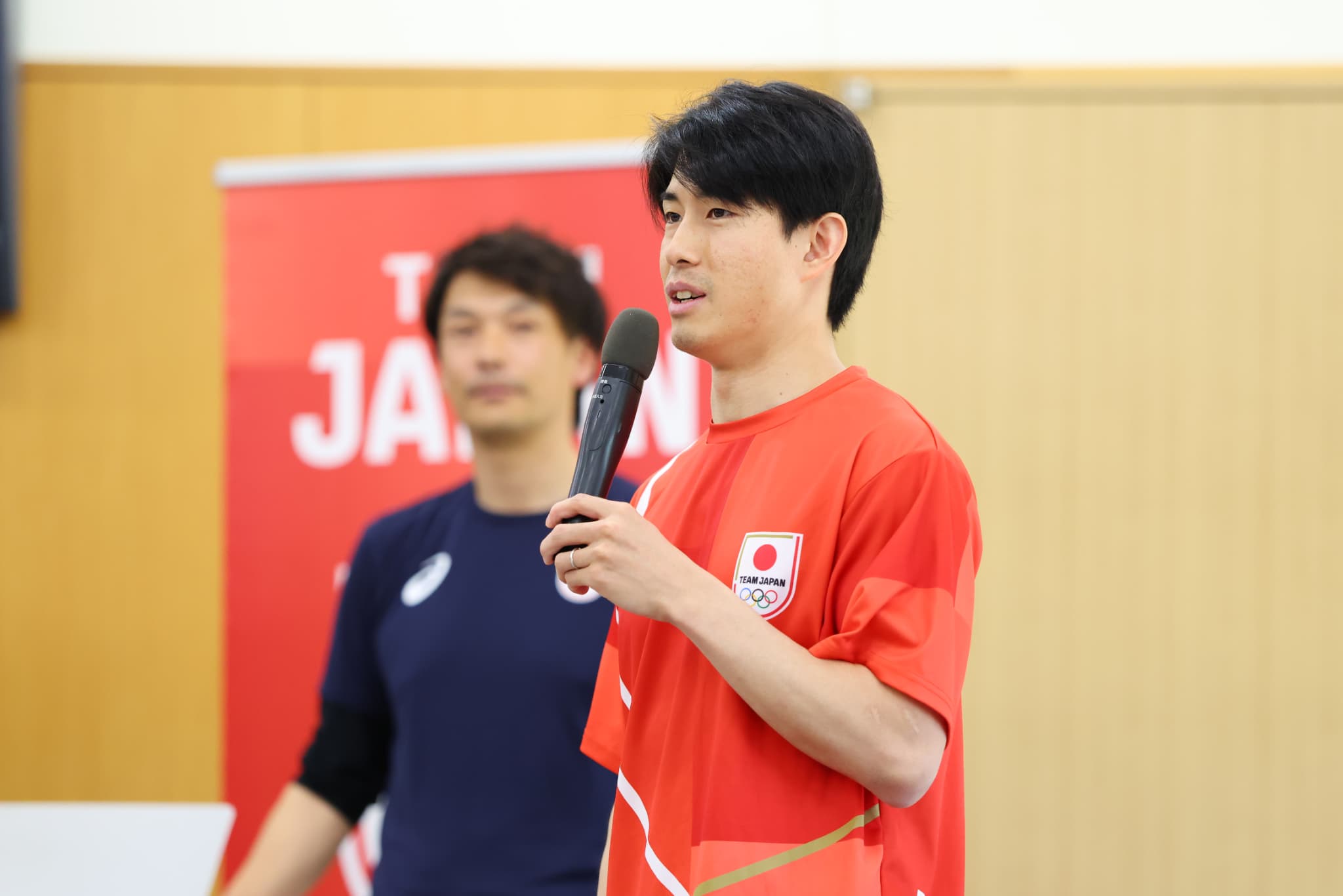 オリンピック経験者としてのアドバイスを送る堀島行真選手（写真：アフロスポーツ）
