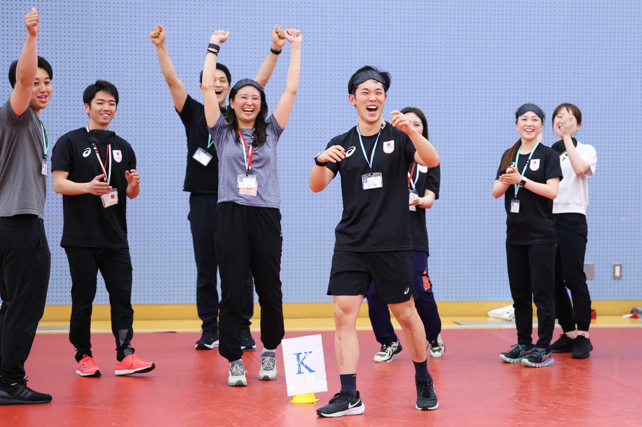 チームビルディングでブラインドサッカーを体験する選手たち（写真：アフロスポーツ）