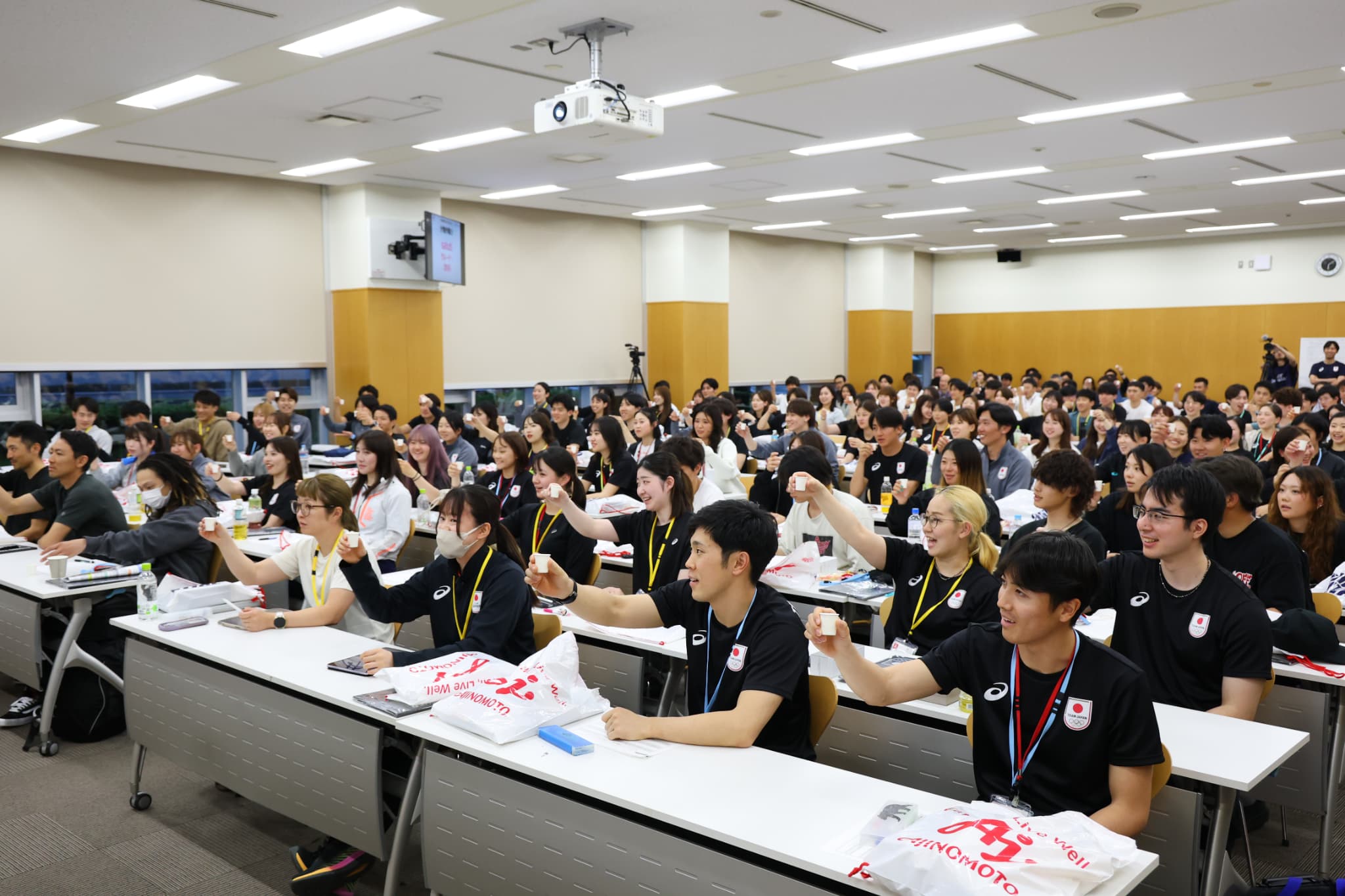 ビクトリープロジェクトで紹介された出汁の試飲をする選手たち（写真：アフロスポーツ）