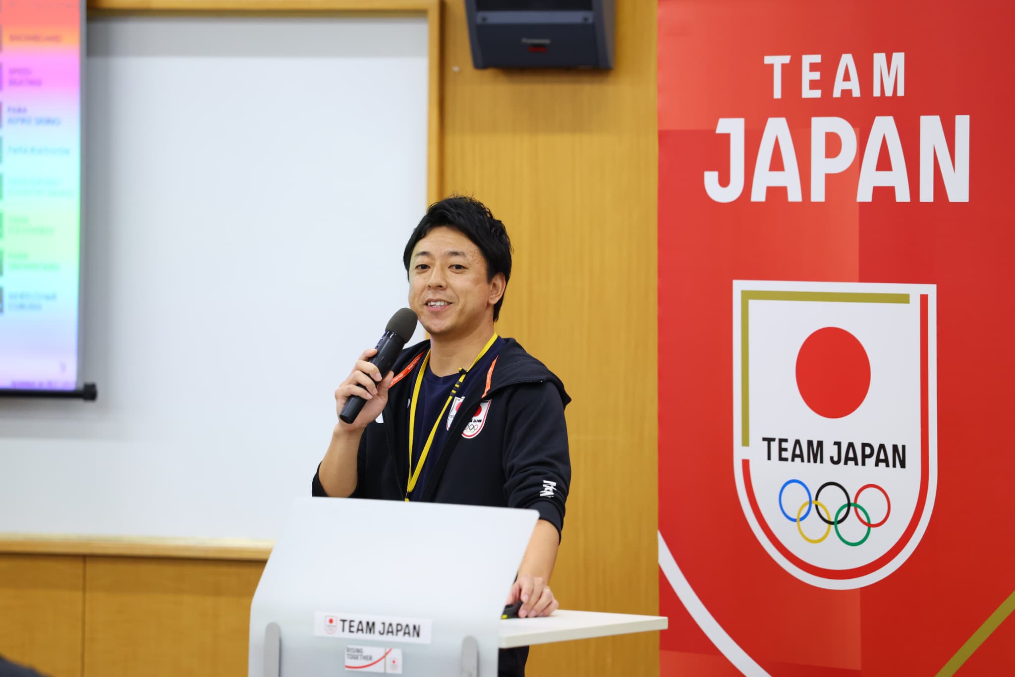 現地情報の説明をするJOC強化部（写真：アフロスポーツ）