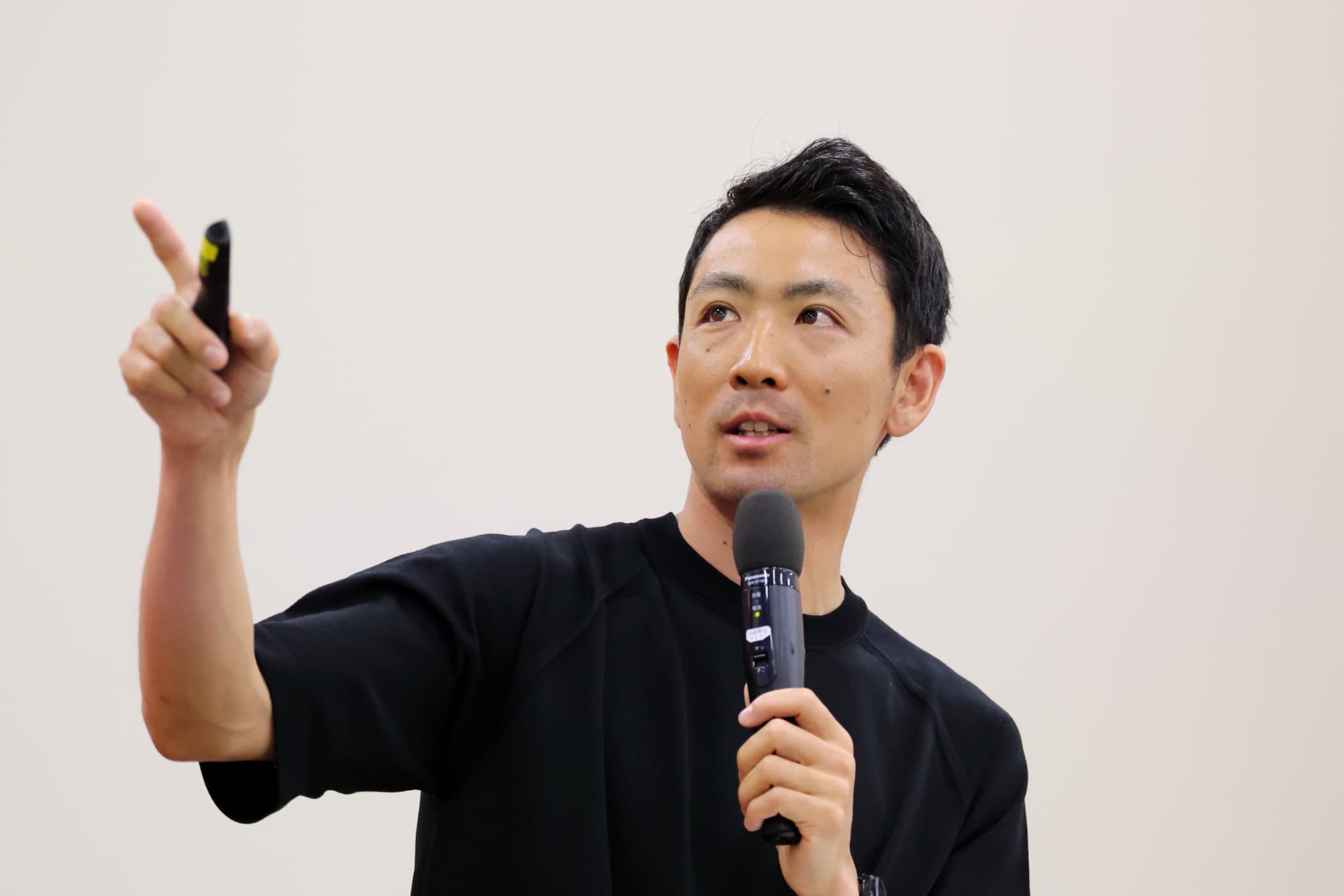 SDGsに関する取り組みを紹介する渡部暁斗選手（写真：アフロスポーツ）