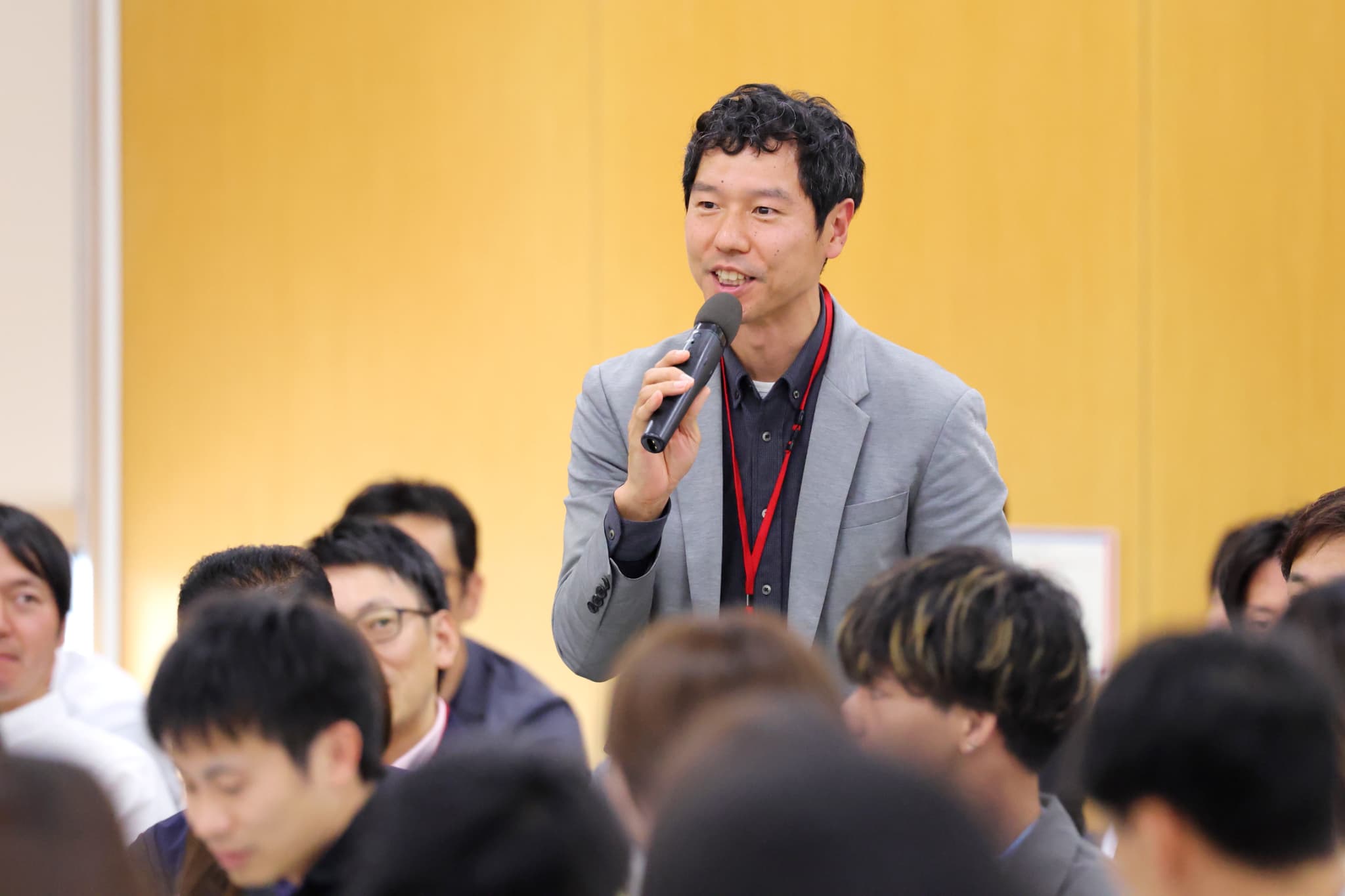 金井氏に質問をする水鳥寿思JOC理事（写真：アフロスポーツ）