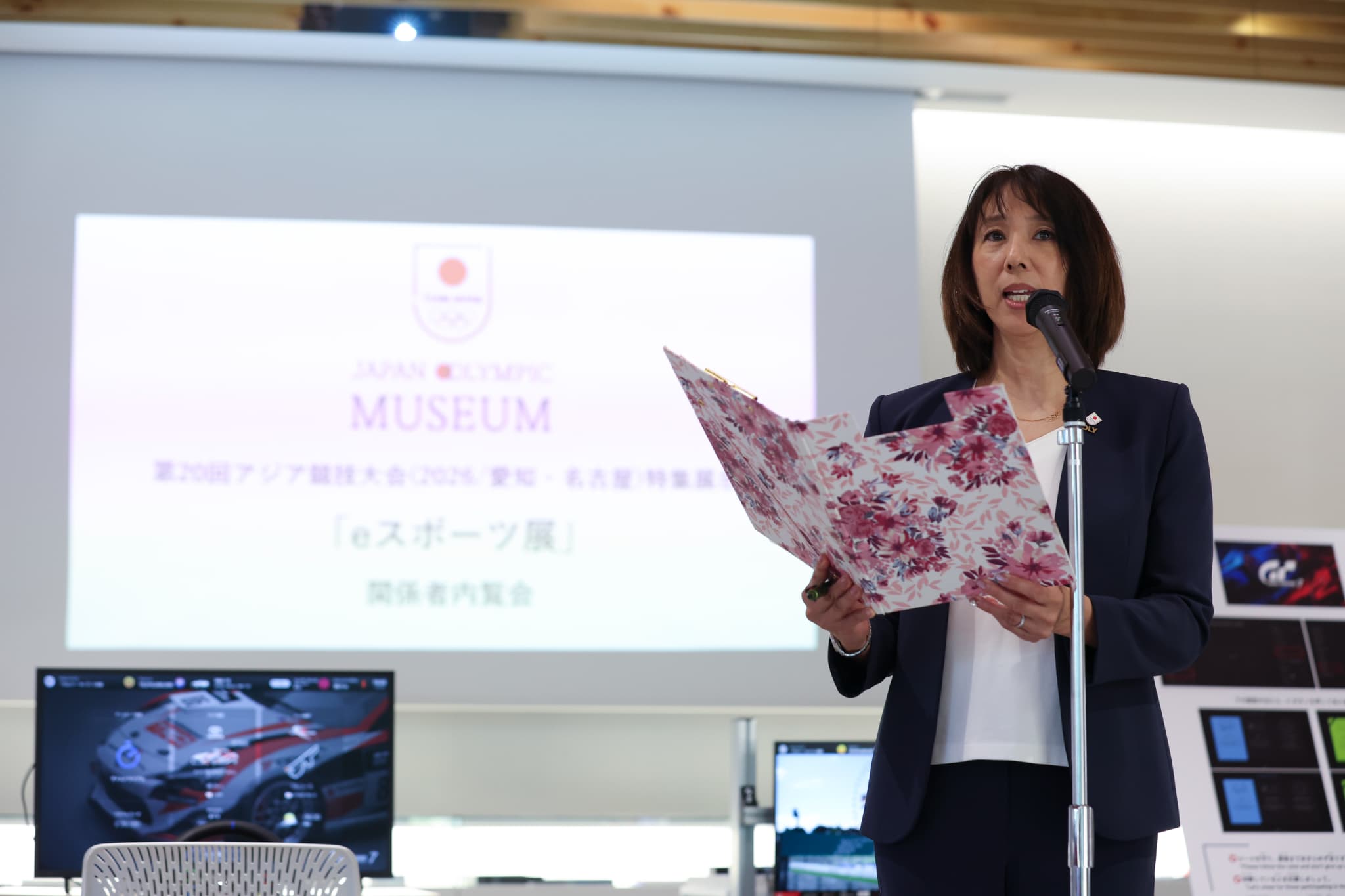 挨拶をする小谷実可子JOC常務理事（写真：フォート・キシモト）