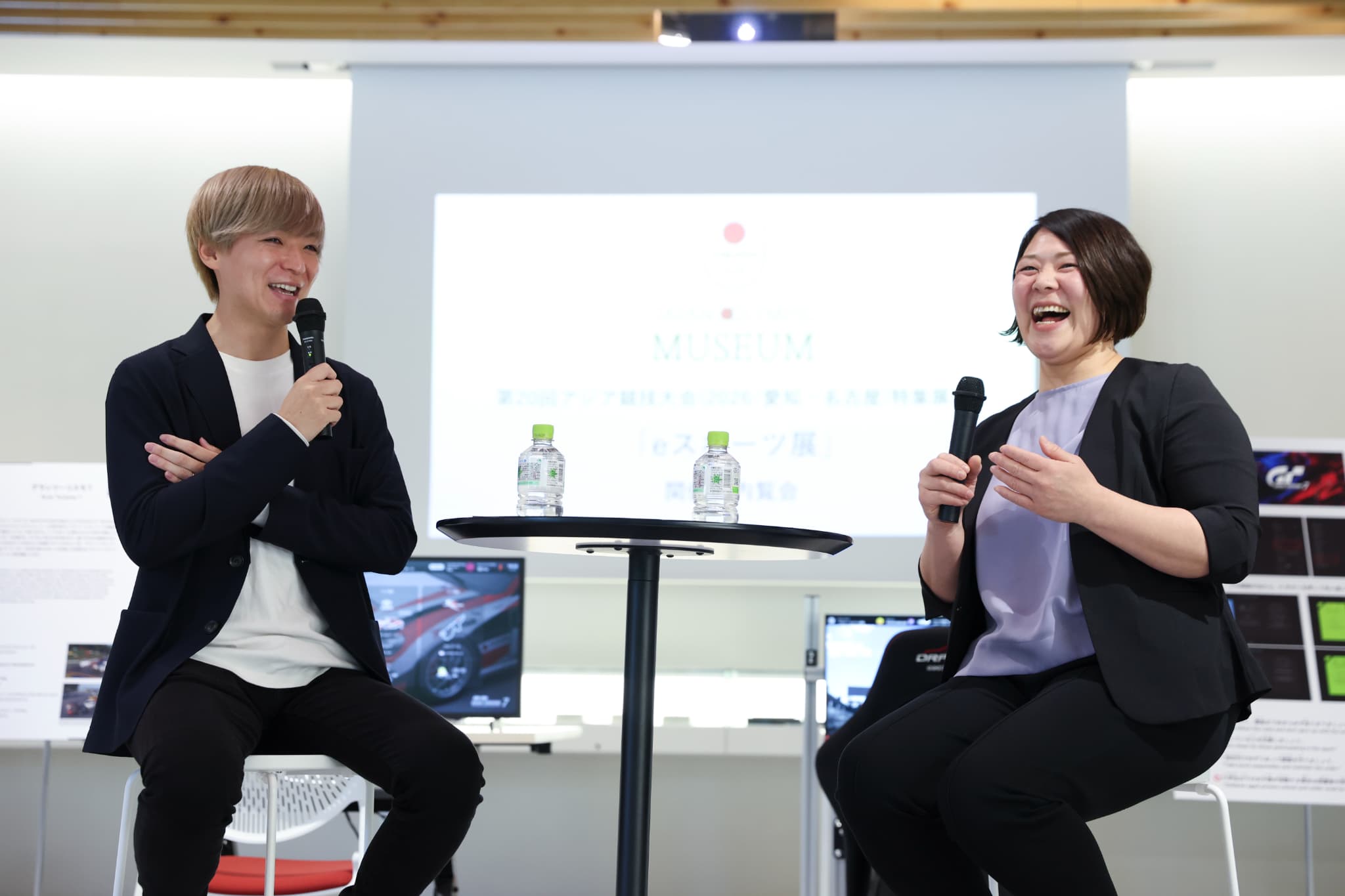 トークセッションに登壇したeスポーツレーサー兼リアルレーサーの冨林勇佑選手と谷本歩実JOC理事（写真：フォート・キシモト）