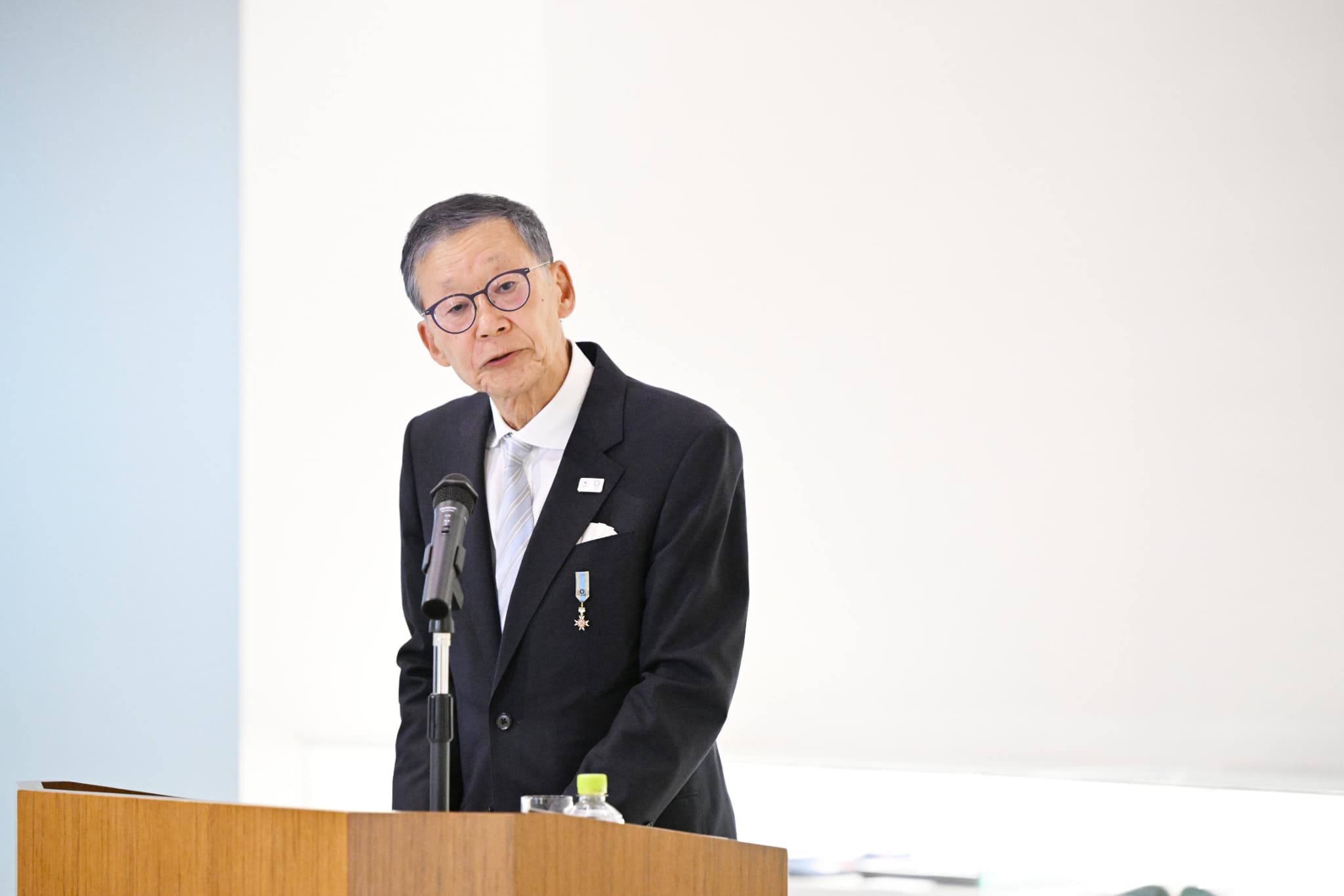 お祝いの言葉を送る酒井邦彦JOC副会長（写真：MATSUO.K/AFLO SPORT/JOC）