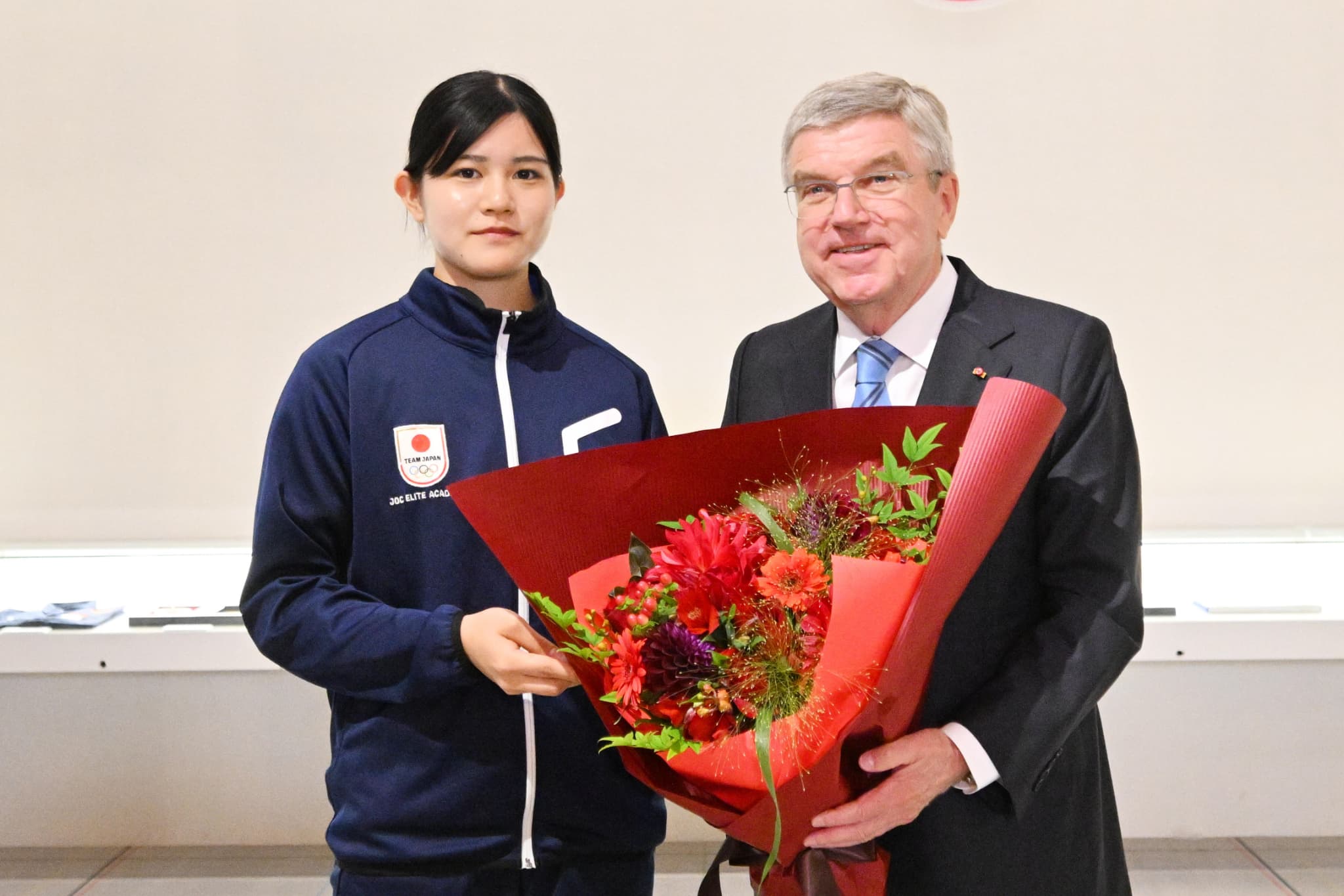 野元麻央選手とトーマス・バッハIOC会長（写真：MATSUO.K/AFLO SPORT/JOC）