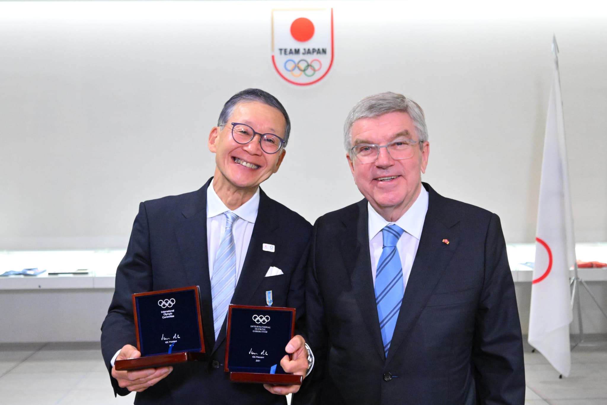 記念のメダルを受け取った酒井邦彦JOC副会長とトーマス・バッハIOC会長（写真：MATSUO.K/AFLO SPORT/JOC）