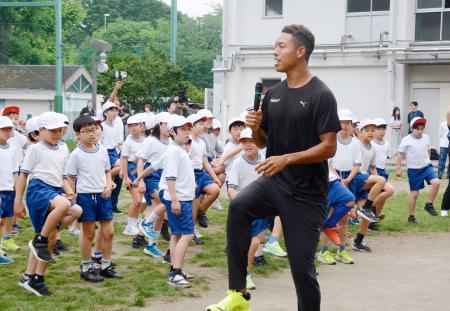 東京都内の小学校を訪問した陸上男子短距離のサニブラウン・ハキーム＝１６日