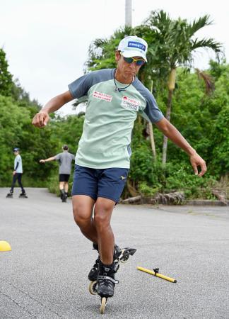 インラインスケートを履いてトレーニングに励むジャンプ男子の葛西紀明＝２８日、沖縄県宮古島市