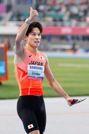 男子１５００メートルで優勝し、喜ぶ飯沢千翔＝亀尾（共同）