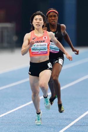 女子４００メートル決勝　力走する松本奈菜子（手前）＝亀尾（共同）