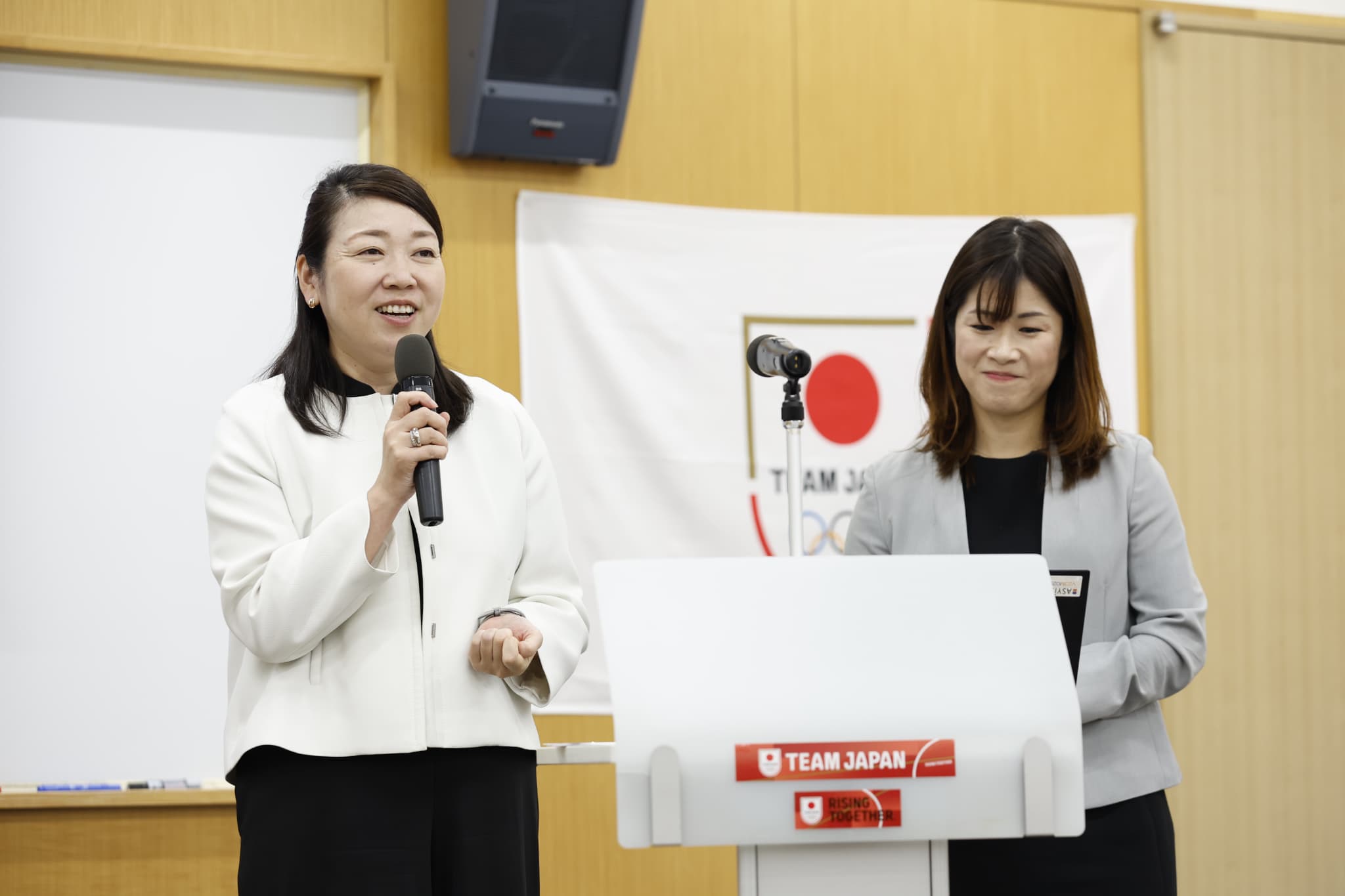 全日本空輸株式会社人財戦略室人事部ANA&rsquo;sWay推進チームの津田奈里氏と洞澤江美氏（写真：フォート・キシモト）