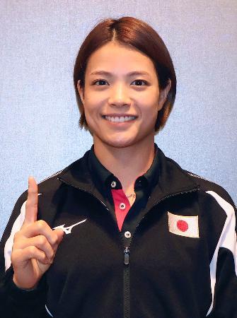 柔道の世界選手権から帰国し、ポーズをとる阿部詩＝１６日、羽田空港