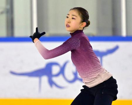 調整するフィギュアスケート女子の千葉百音＝京都府宇治市