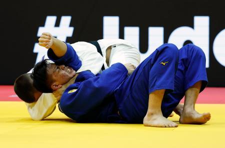 男子１００キロ級決勝　ＩＪＦのマトベイ・カニコフスキー（奥）に一本負けを喫した新井道大＝ブダペスト（共同）