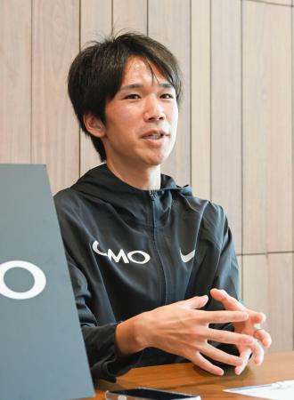 取材に応じる、陸上の世界選手権東京大会男子マラソン代表の吉田祐也＝１９日、東京都渋谷区