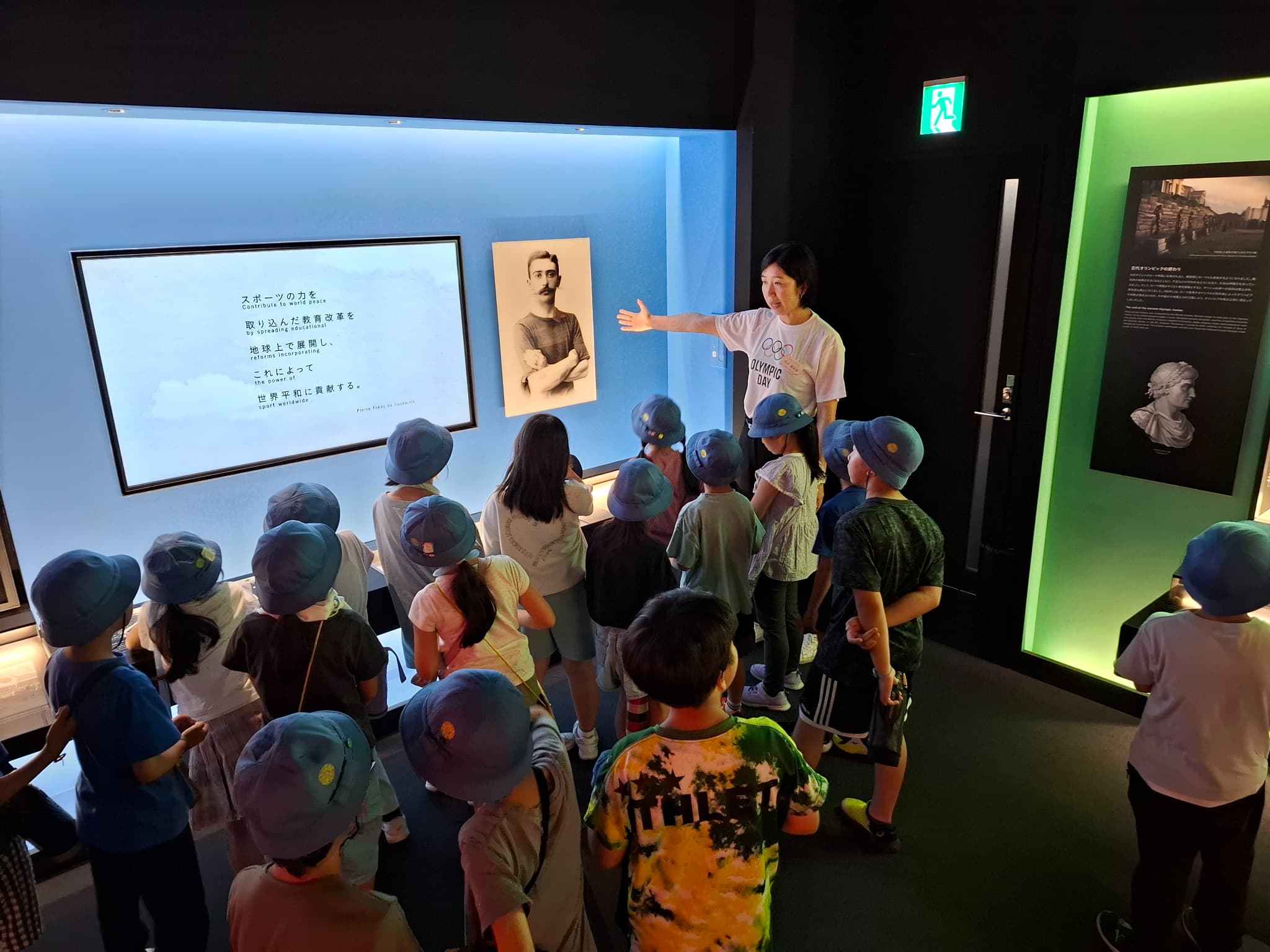EXHIBITION AREAで来館者と交流する荒木絵里香さん（写真：JOC）