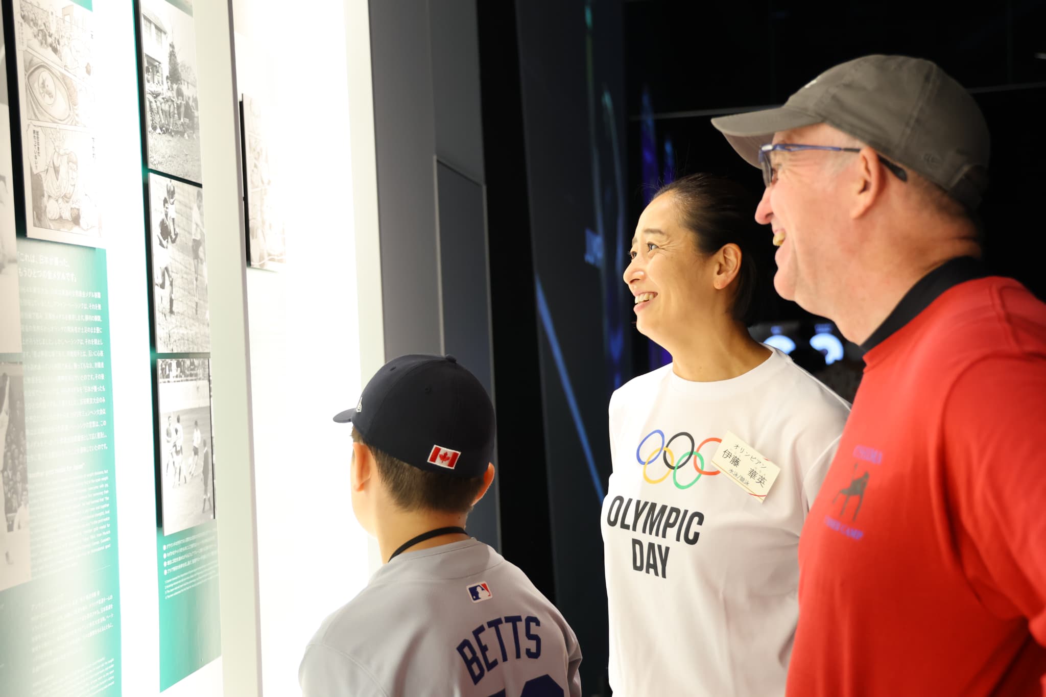 EXHIBITION AREAで来館者と交流する伊藤華英さん（写真：アフロスポーツ）