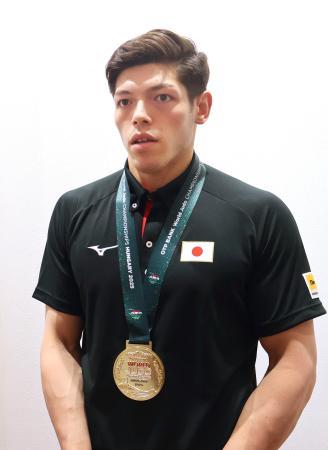 柔道の世界選手権から帰国し、取材に応じる村尾三四郎＝２２日、羽田空港