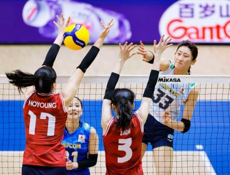 日本―韓国　第２セット、スパイクを決める秋本＝千葉ポートアリーナ
