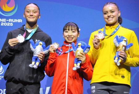 体操女子種目別の平均台で優勝した芦川うらら（中央）＝エッセン（共同）