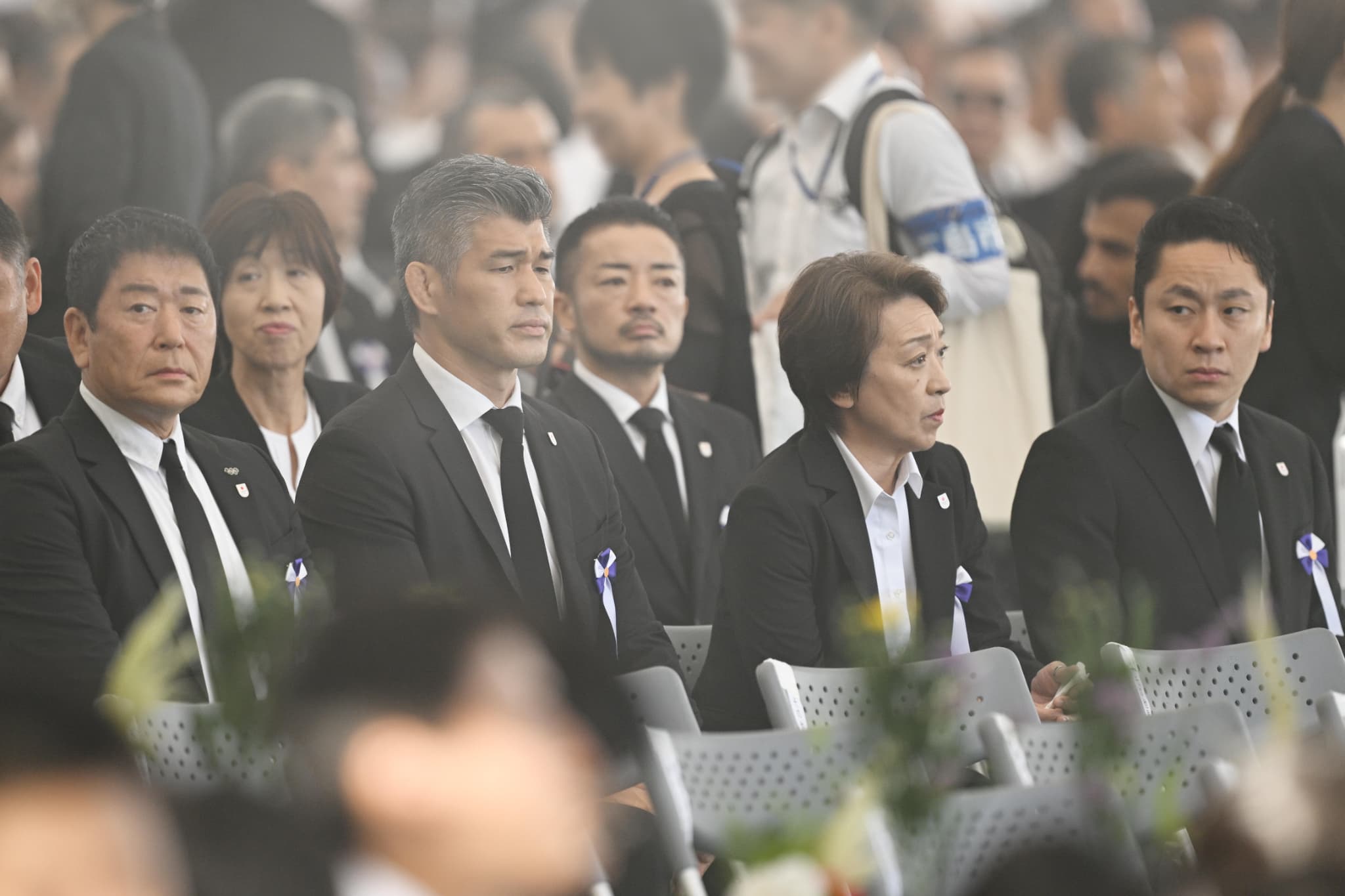 「広島市原爆死没者慰霊式並びに平和祈念式」に、橋本聖子会長（前列右から2番目）をはじめとするJOC理事が参列（写真：アフロスポーツ）