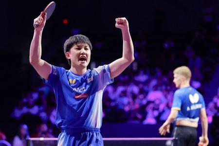 男子シングルス２回戦でスウェーデンのアントン・シェルベリ（右）に勝利し、ガッツポーズする張本智和＝横浜ＢＵＮＴＡＩ