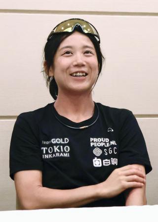 報道陣の質問に笑顔で答えるスピードスケート女子の高木美帆＝２０日午後、北海道帯広市