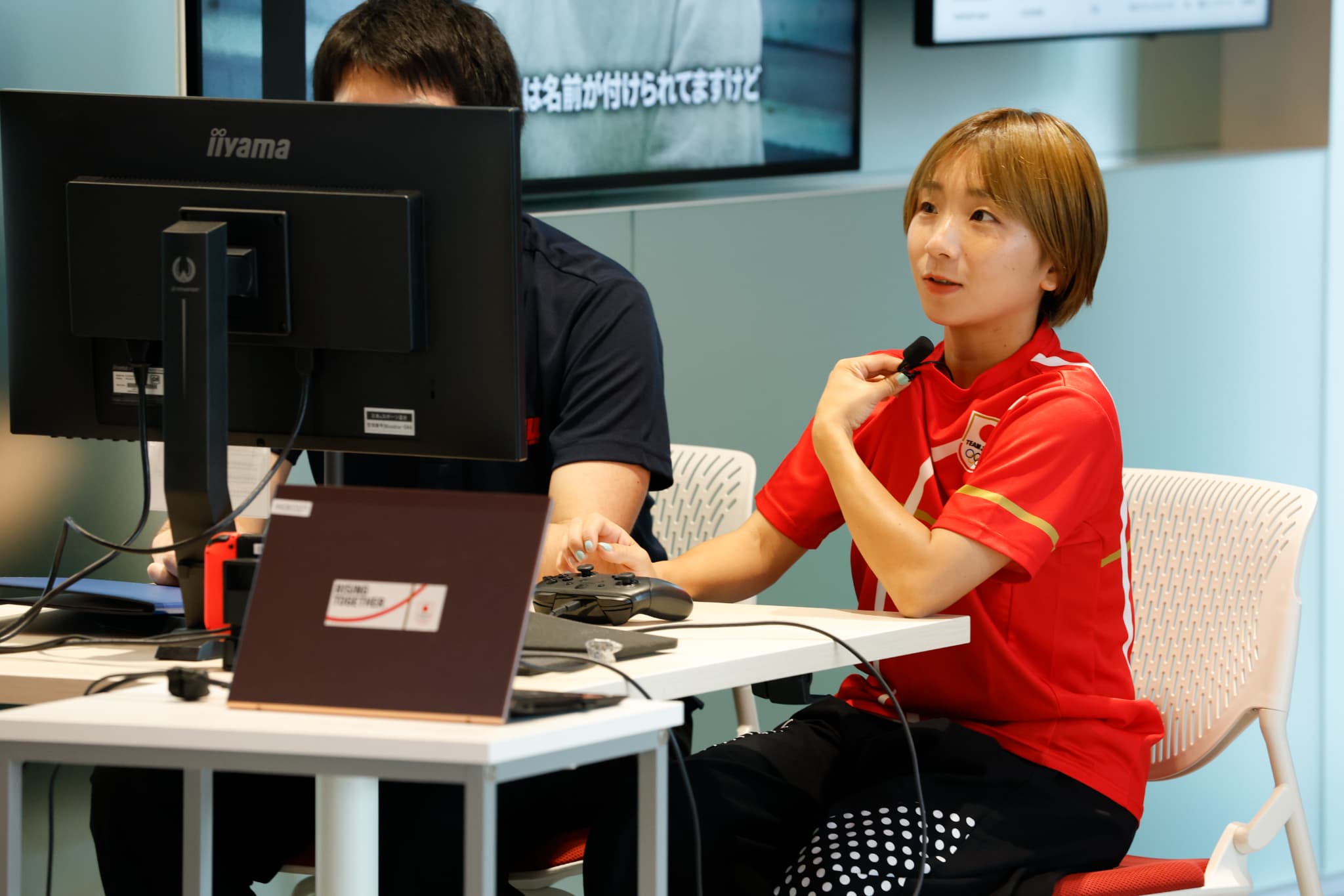 レクチャーを受けながらぷよぷよを体験する高橋成美さん（写真：フォート・キシモト）