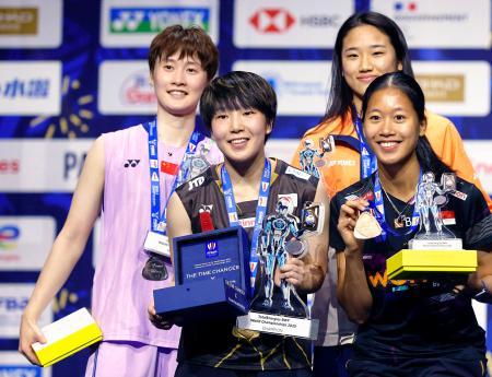 女子シングルスで優勝し、金メダルを手に笑顔の山口茜（手前左）＝パリ（ロイター＝共同）