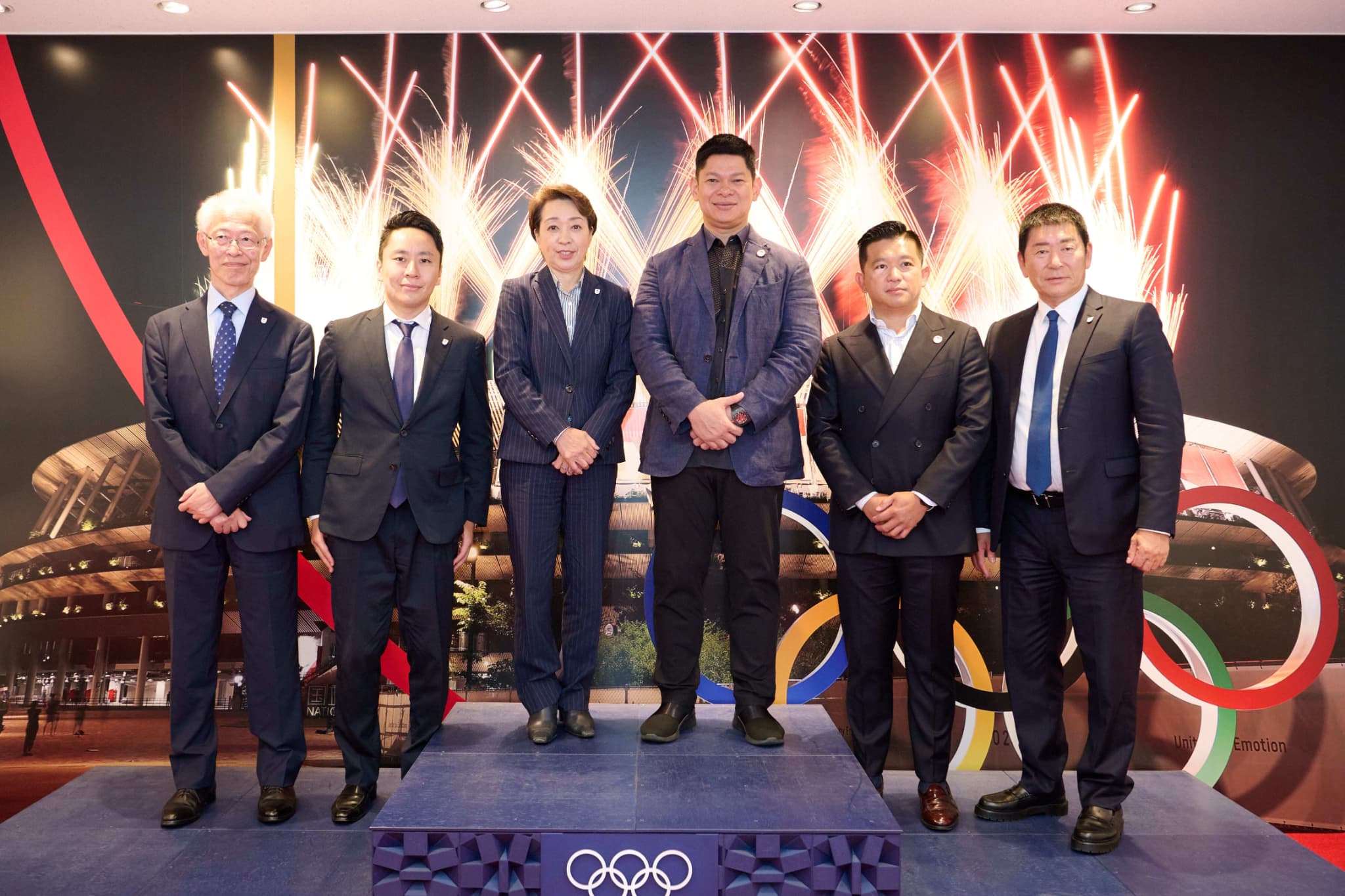 左から順に林肇常務理事、太田雄貴専務理事、橋本聖子会長、ラジャ・サプタ・オクトハリ会長、ダニエル・ロイ副専務理事、渡辺守成副会長（写真：アフロスポーツ）