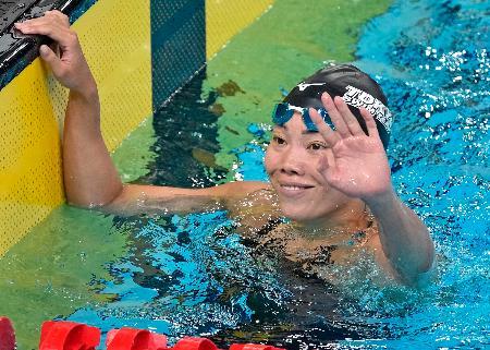 １４日の国民スポーツ大会成年女子１００メートル平泳ぎで３位に入り、歓声に応える青木玲緒樹＝インフロニア草津アクアティクスセンター
