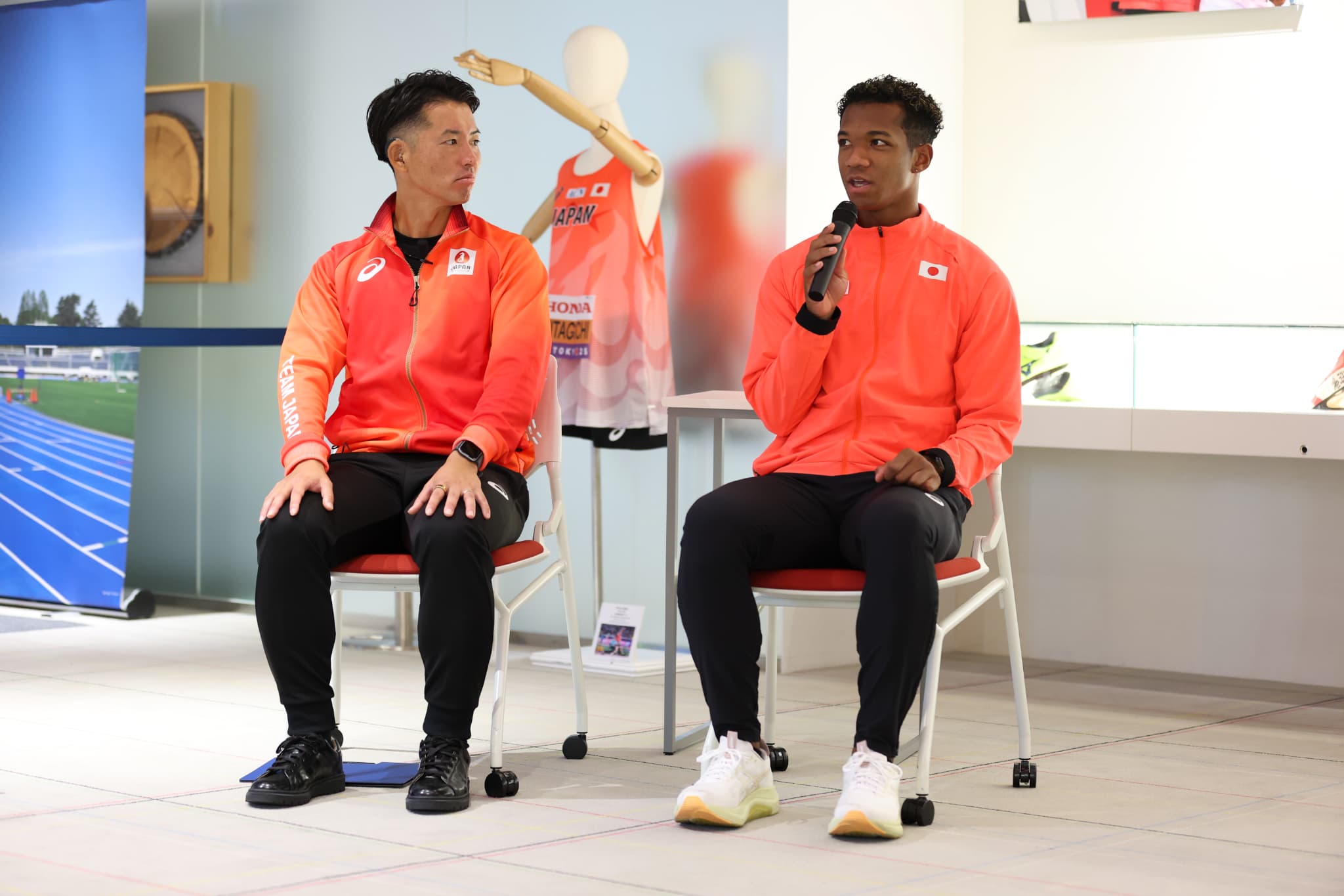 インタビューを受ける村竹ラシッド選手（写真：フォート・キシモト）