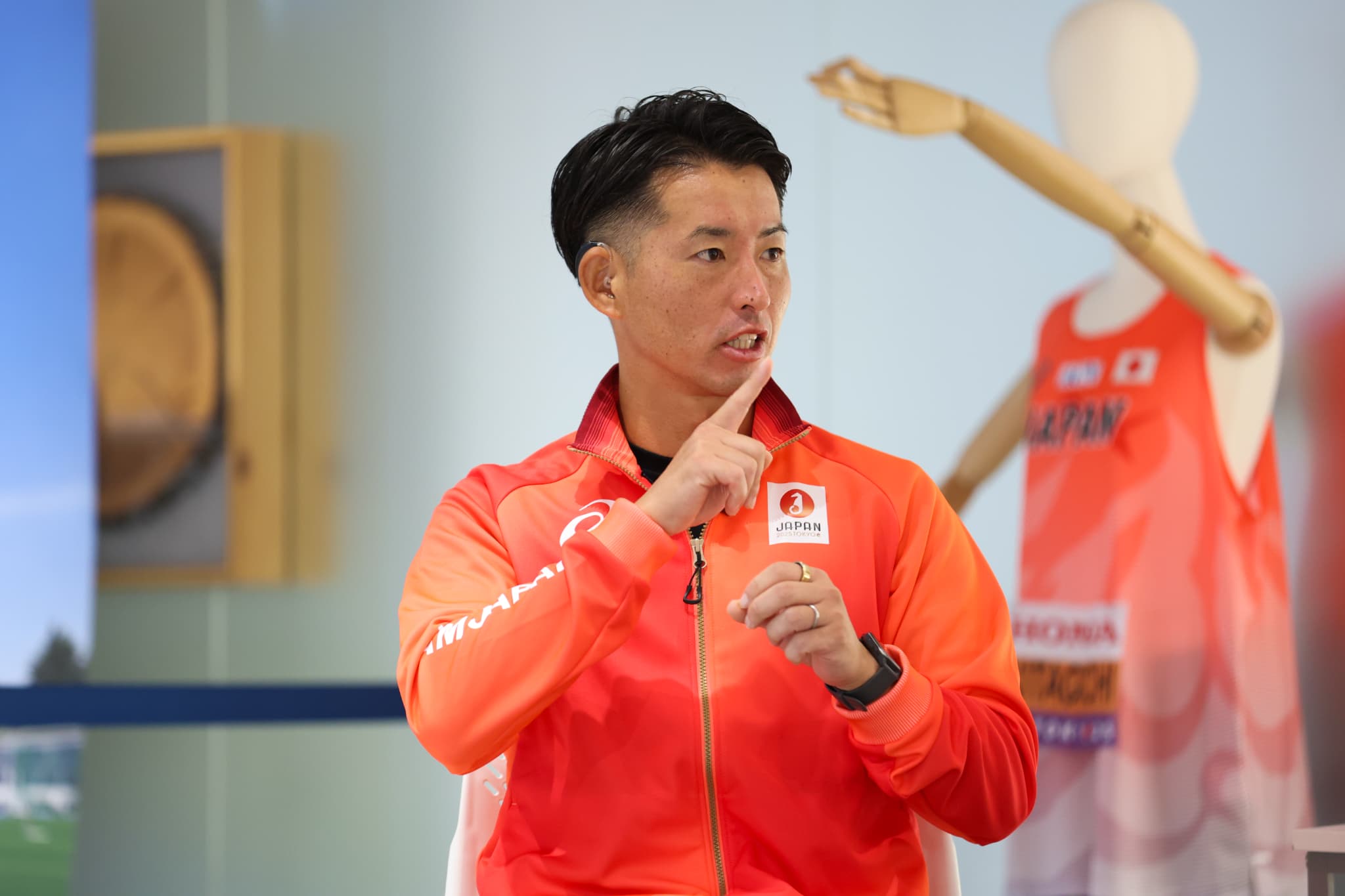 インタビューを受ける松元卓巳選手（写真：フォート・キシモト）