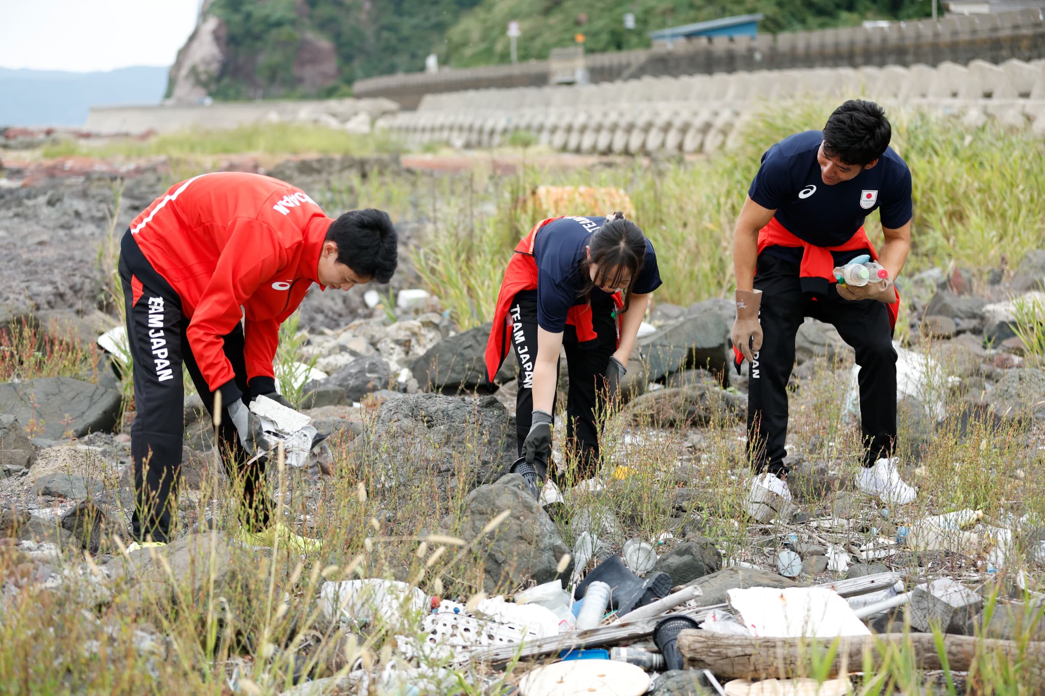 ビーチクリーン活動をする選手たち（写真：フォート・キシモト）