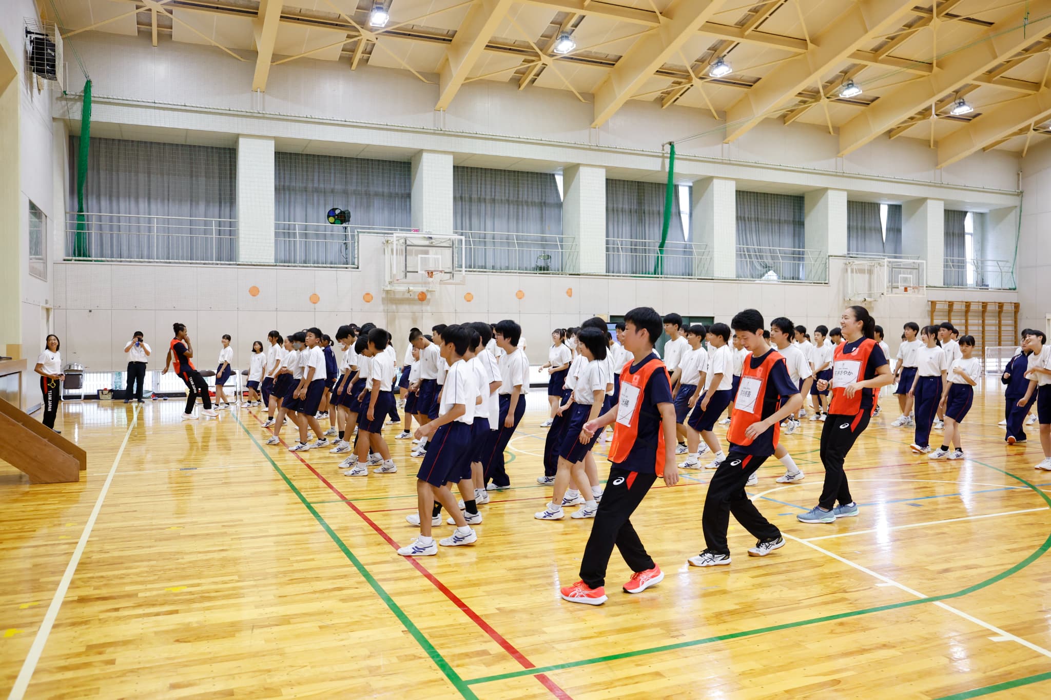 穴水中学校の生徒とエクササイズをする選手たち（写真：フォート・キシモト）