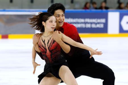ペアＳＰ　演技する三浦璃来（左）、木原龍一組＝アンジェ（共同）
